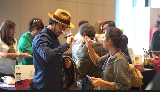 Dos personas catan vinos de La Mancha en la presentación de 2024