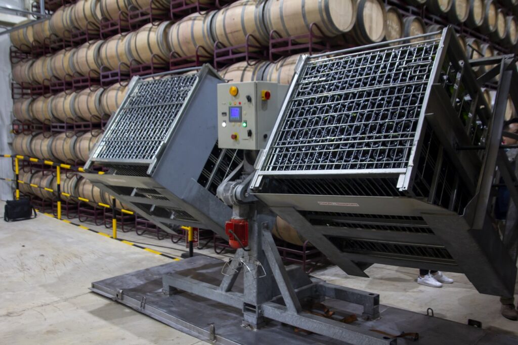 Botellas de espumoso en los conocidos 'giropalettes'