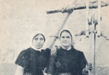 Terreras de Tomelloso, vanguardia del feminismo manchego. Dos jóvenes terreras posan junto a la lumbrera de una cueva