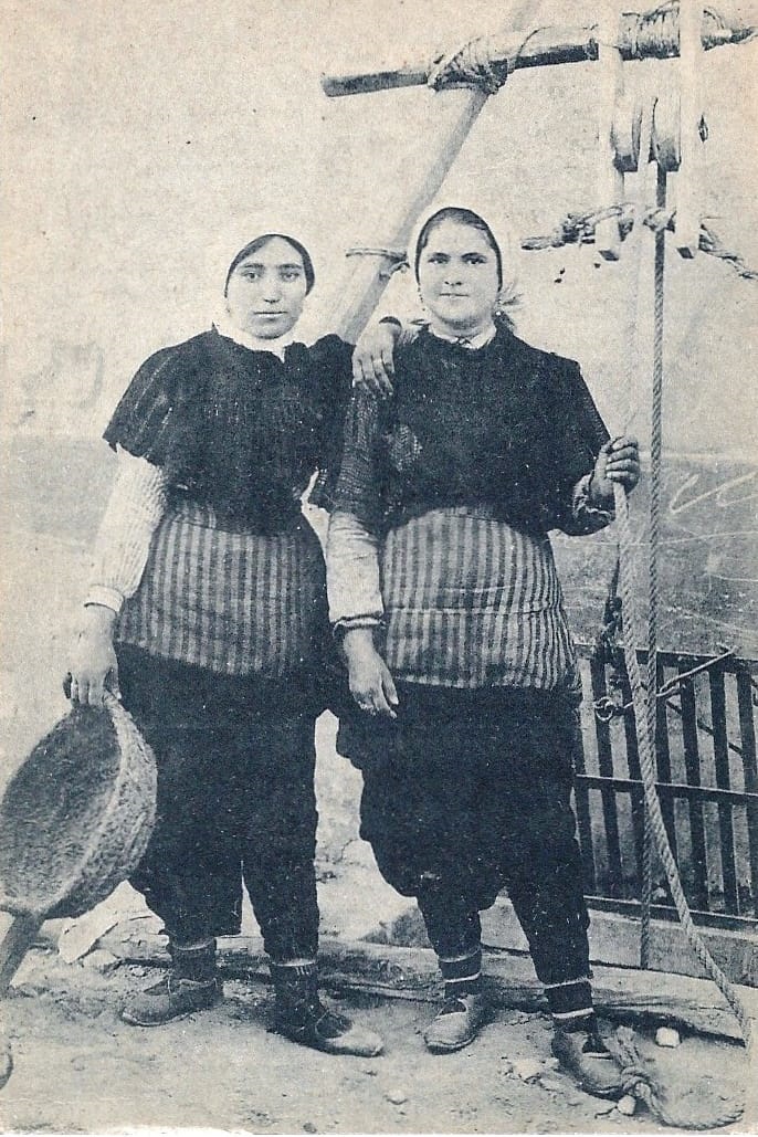 Dos jóvenes terreras posan junto a la lumbrera de una cueva Dos jóvenes terreras posan junto a la lumbrera de una cueva