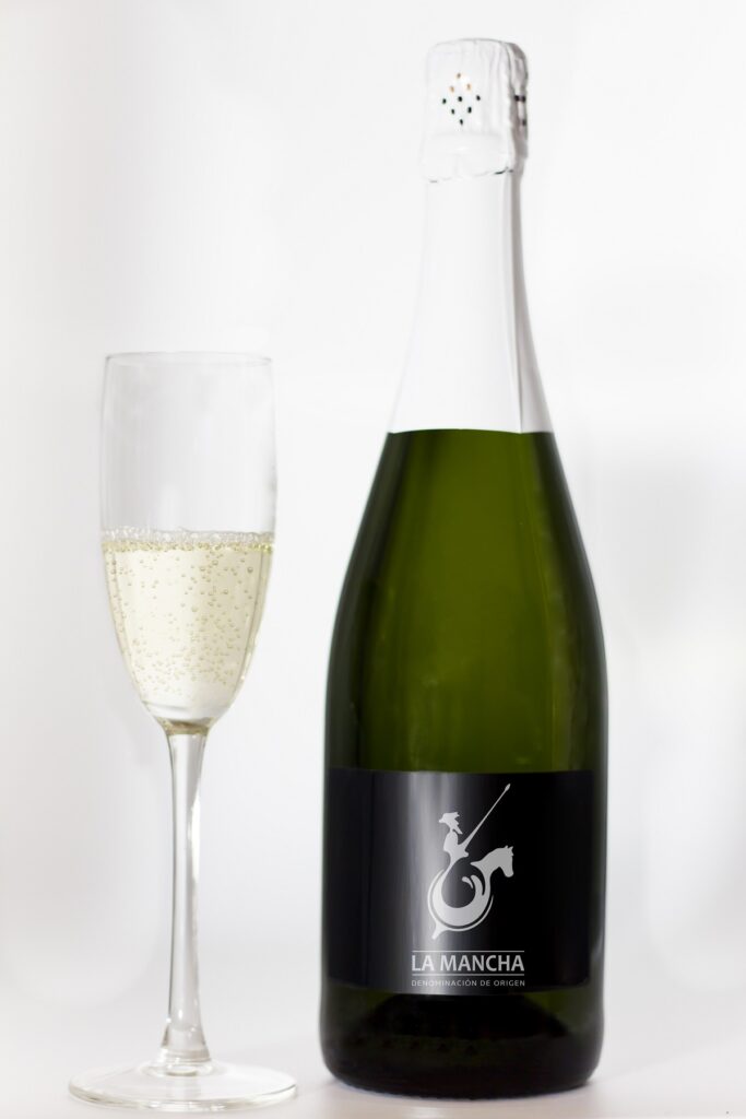 Los espumosos DO La Mancha se dividen en: Sedividen en Brut Nature, Extra Brut, Brut, Extra Seco y Semiseco y Dulce, dependiendo de la concentración de dulzor que quede en la botella.