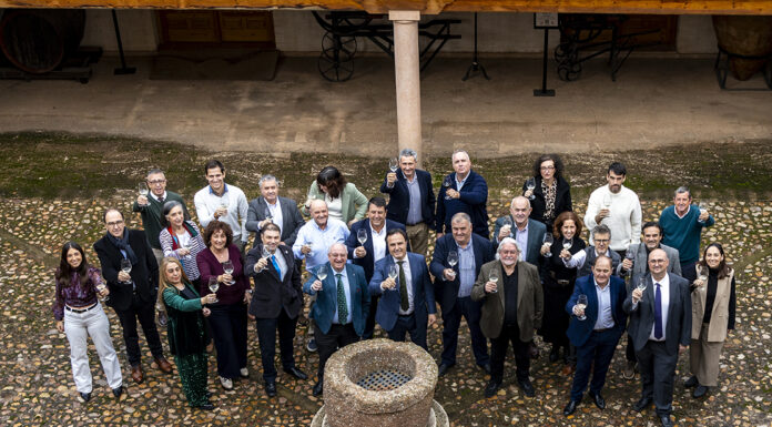 El Consejo Regulador cierra el año 2025 con la celebración de su Asamblea General Foto de brindis de vocales y trabajadores del Consejo Regulador