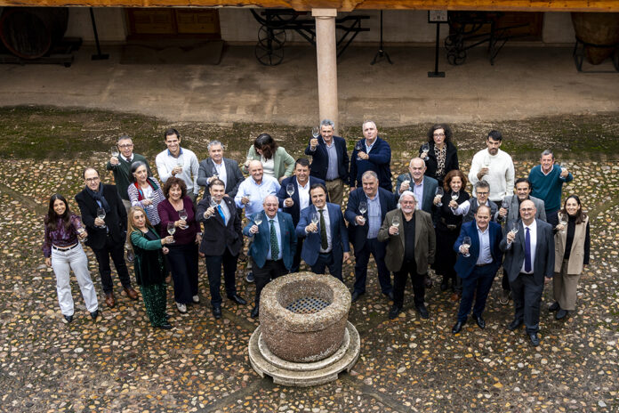 Foto de brindis de vocales y trabajadores del Consejo Regulador Foto de brindis de vocales y trabajadores del Consejo Regulador