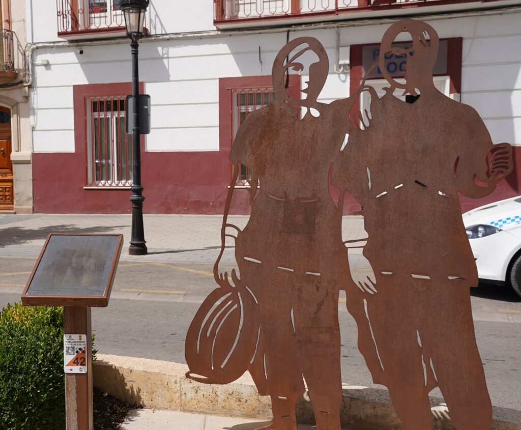 Una escultura eregida en la plaza recuerda a las terreras de Tomelloso