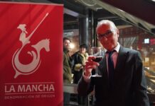 El director de 'Días de Cine', Gerardo Sánchez, brinda con una copa de vino de La Mancha