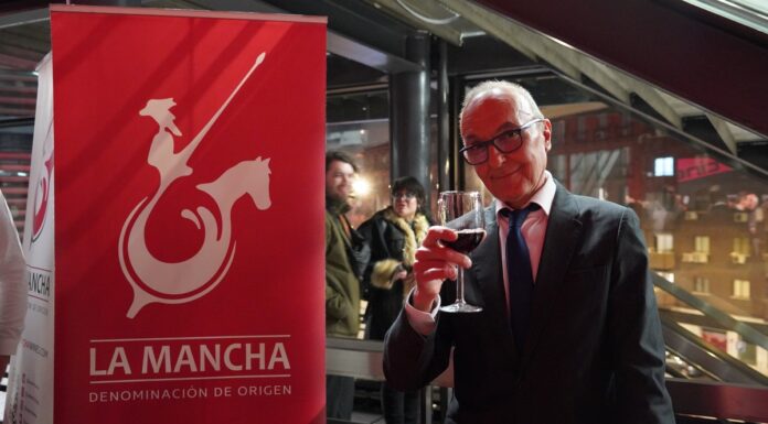 El director de 'Días de Cine', Gerardo Sánchez, brinda con una copa de vino de La Mancha