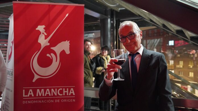 El director de 'Días de Cine', Gerardo Sánchez, brinda con una copa de vino de La Mancha El director de 'Días de Cine', Gerardo Sánchez, brinda con una copa de vino de La Mancha