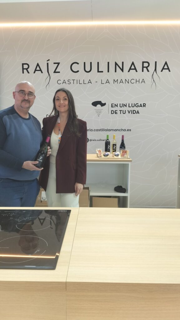 El gerente del Consejo Regulador, Ángel Ortega junto a la Pta. de la Ruta del vino de La Mancha al inicio de la cata