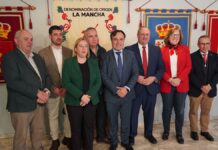 Junta Directiva posa junto a representantes de la Consejeria de Agricultura