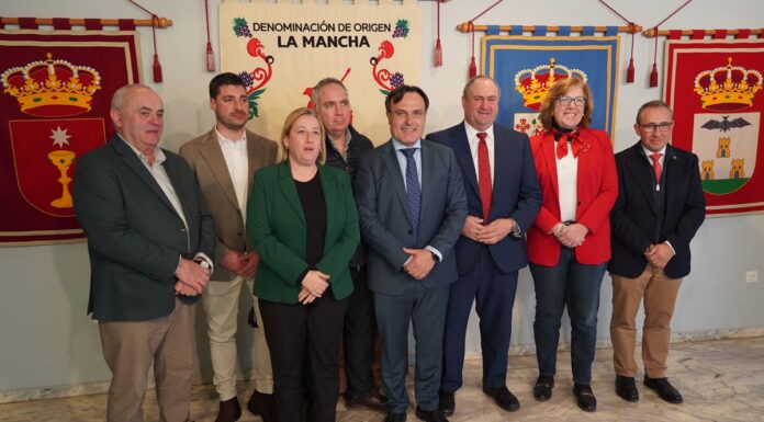 Carlos David Bonilla, reelegido Presidente del Consejo Regulador Denominación de Origen La mancha Junta Directiva posa junto a representantes de la Consejeria de Agricultura