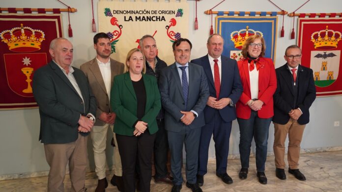 Junta Directiva posa junto a representantes de la Consejeria de Agricultura