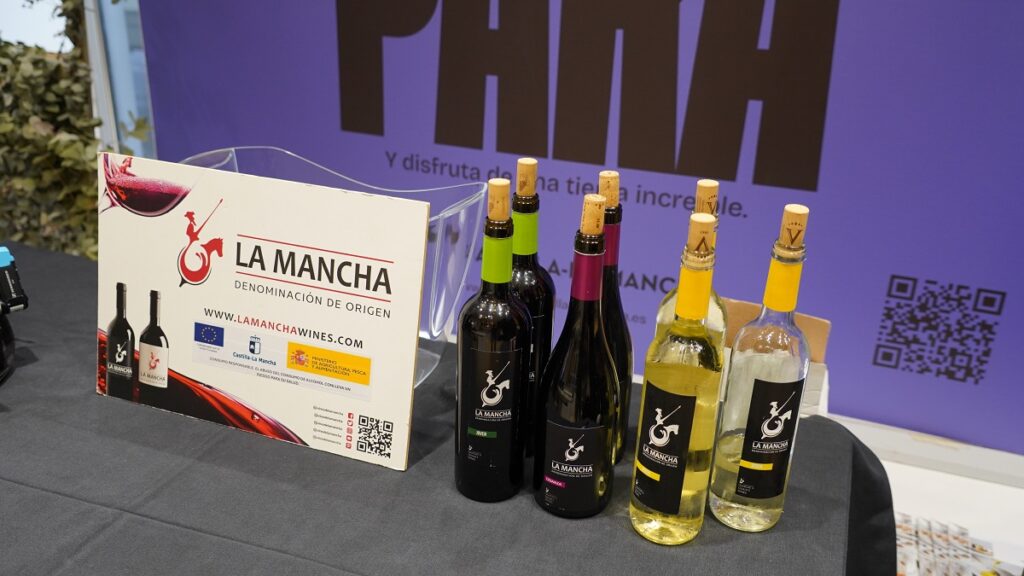 Al finalizar el acto se degustaron vinos con DO La Mancha