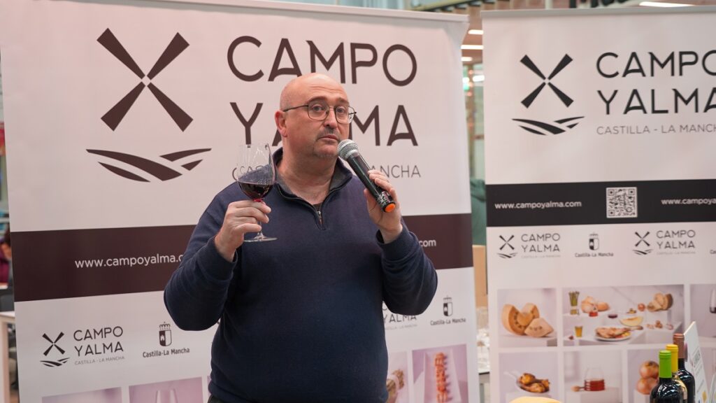 El gerente del CRDO La Mancha, Ángel Ortega ha coordinado la cata