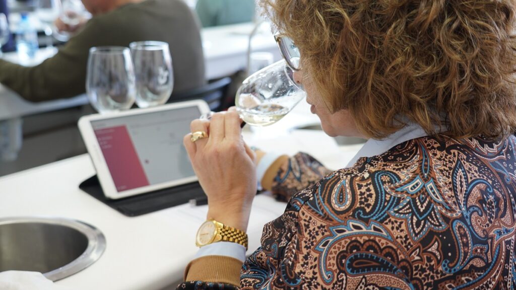 Una catadora evalua un blanco presentado a la final