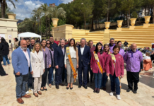 Foto de familia bajo el sol mediterráneo de Benidorm
