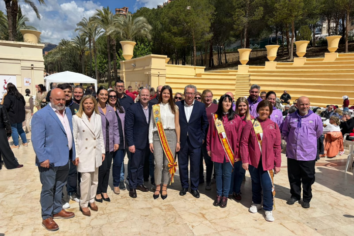 Foto de familia bajo el sol mediterráneo de Benidorm Foto de familia bajo el sol mediterráneo de Benidorm
