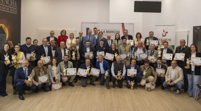 DO La Mancha premia el esfuerzo y la calidad de sus vinos embotellados. Foto de familia de los Premiados