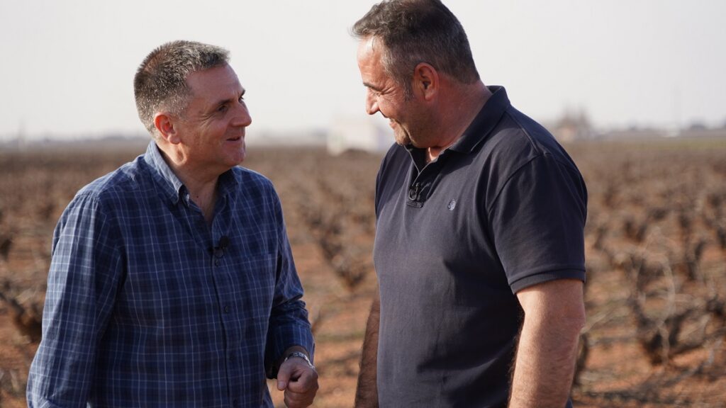 Jaramillo conversa con Alejandro, viticultor manchego