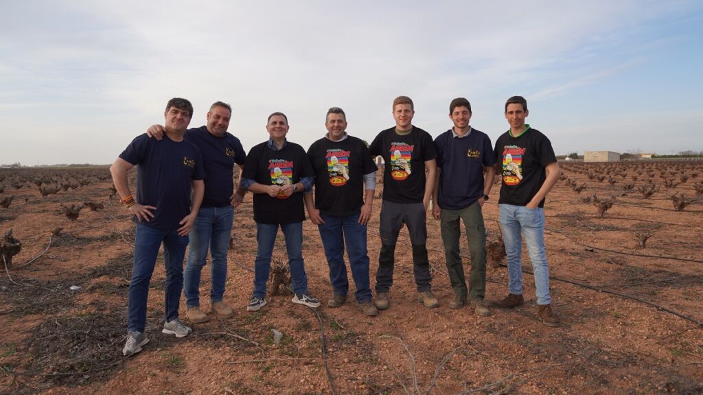 Jaramillo junto a una cuadrilla de agricultores de Tomelloso