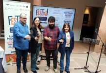 Representantes de Festial y ayuntamiento bridan con una copa de vino de La Mancha