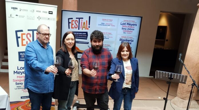 Los vinos DO La Mancha en la presentación de Festial 2026 Representantes de Festial y ayuntamiento bridan con una copa de vino de La Mancha