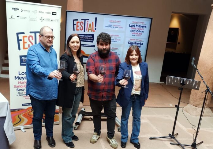 Representantes de Festial y ayuntamiento bridan con una copa de vino de La Mancha