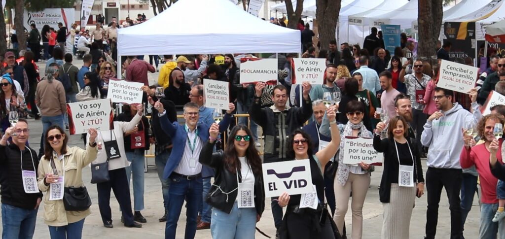 Brindis día vino DO realizado en Daimiel, en la edición pasada de 2025