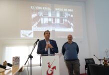 El Pte. de la Sociedad Cervantina de Alcázar, Juan B. Mata junto al gerente del Consejo Regulador, Ángel Ortega