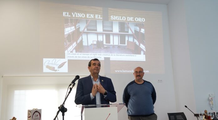 El Pte. de la Sociedad Cervantina de Alcázar, Juan B. Mata junto al gerente del Consejo Regulador, Ángel Ortega