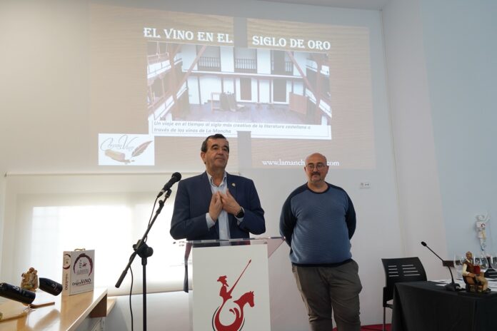 El Pte. de la Sociedad Cervantina de Alcázar, Juan B. Mata junto al gerente del Consejo Regulador, Ángel Ortega