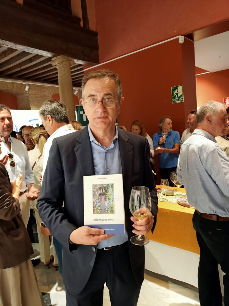 El autor de Columanas de barro posa con un blanco de La Mancha