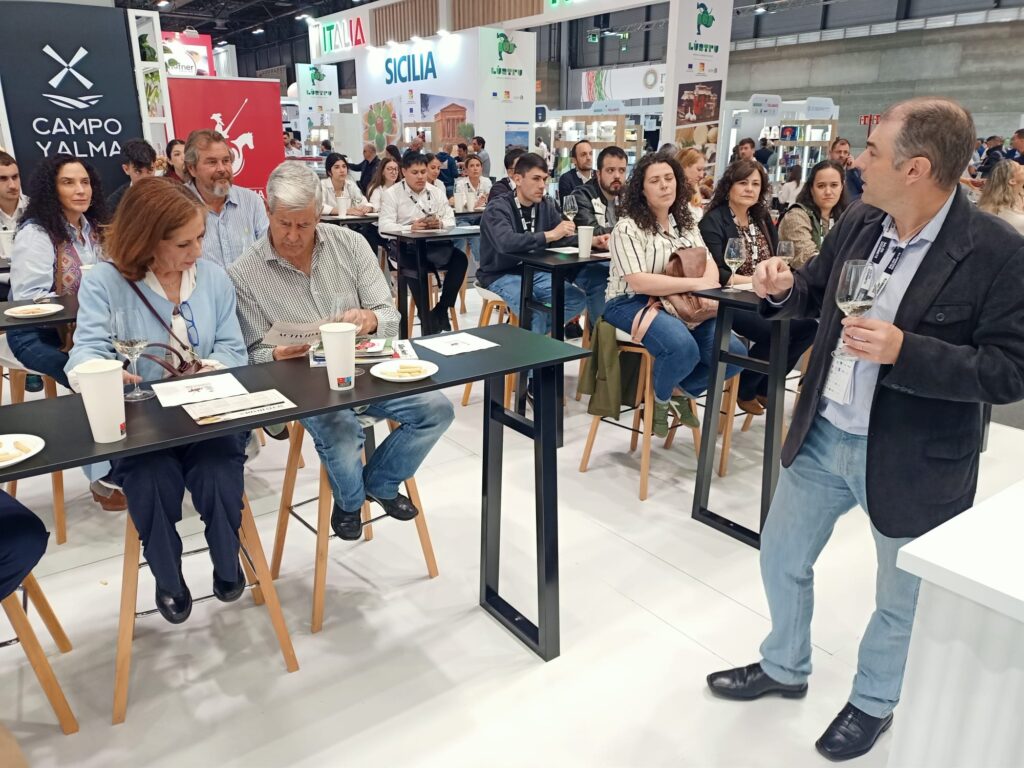 Óscar Dotor imparte la cata en el stand Campo y Alma de C-LM