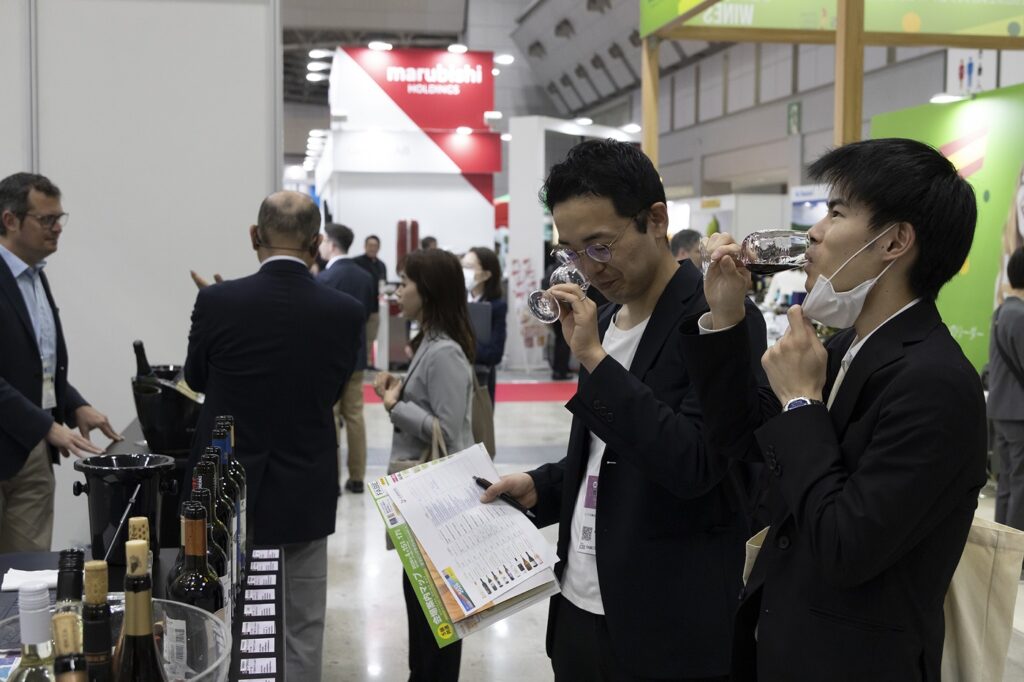 Visitantes japoneses catan vinos de La Mancha en Prowine Tokyo