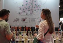Dos visitantes catan vinos DO La Mancha en WINEMAD