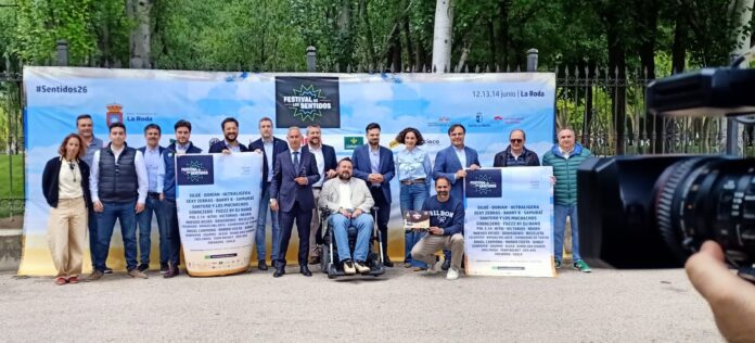 Patrocinadores del festival posan con el cartel #Sentidos26