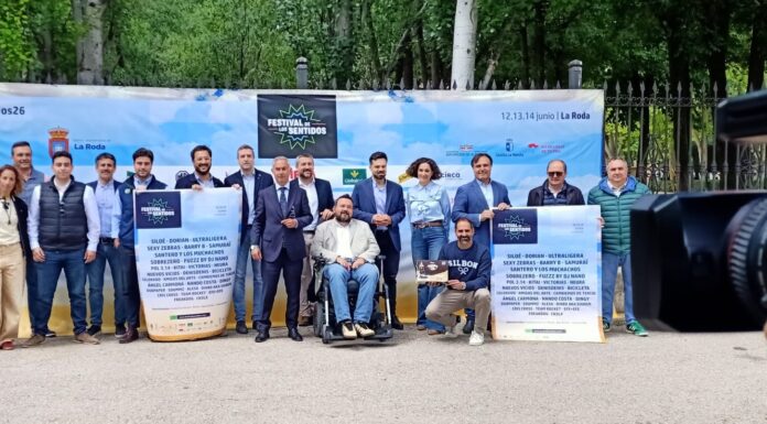 Patrocinadores del festival posan con el cartel #Sentidos26