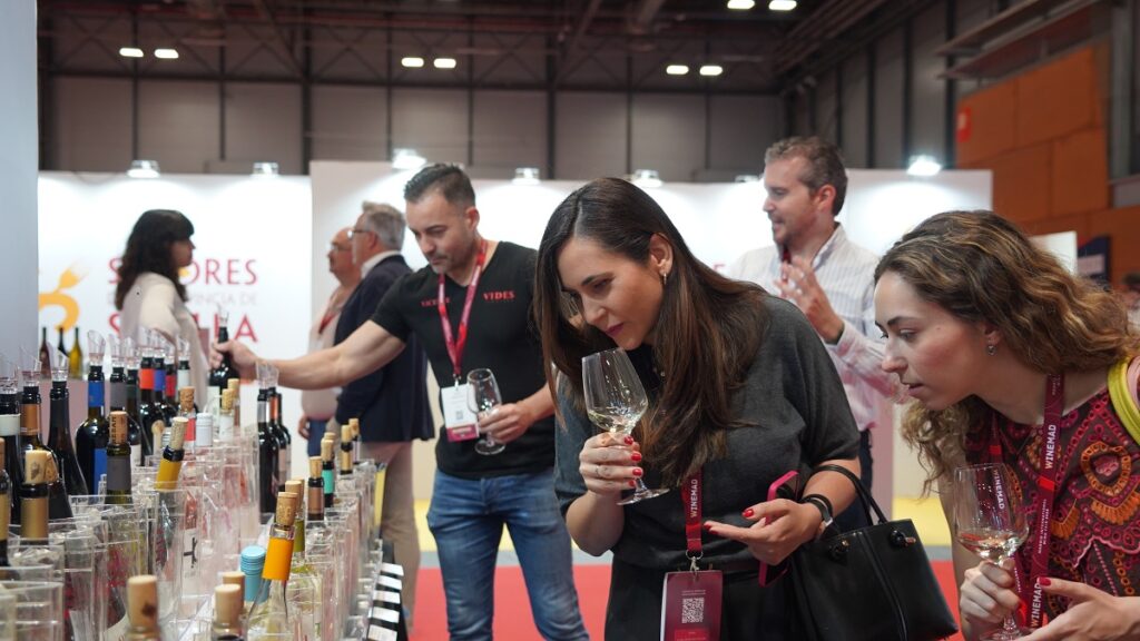 Representantes de FEVIN catan vinos en el stand de la DO La Mancha