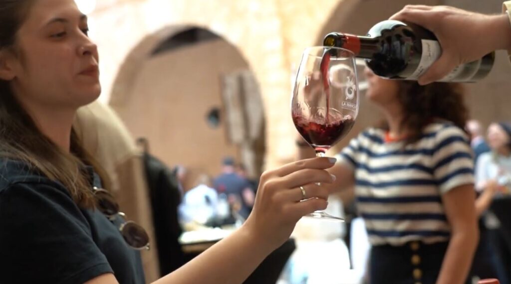 Una joven degusta un tinto de La Mancha