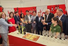 Brindis del Pte. autonómico García Page en el stand del Consejo Regulador durante la inauguración