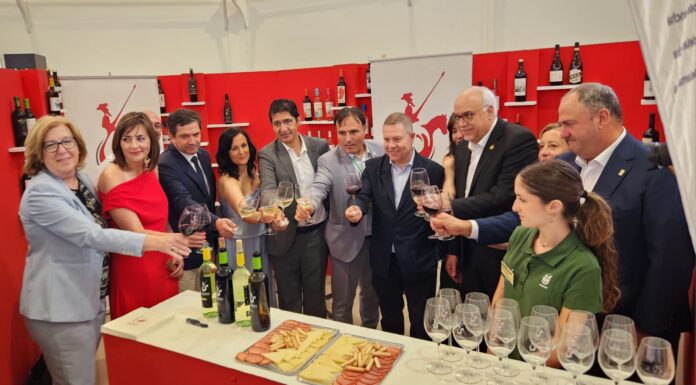 Brindis del Pte. autonómico García Page en el stand del Consejo Regulador durante la inauguración