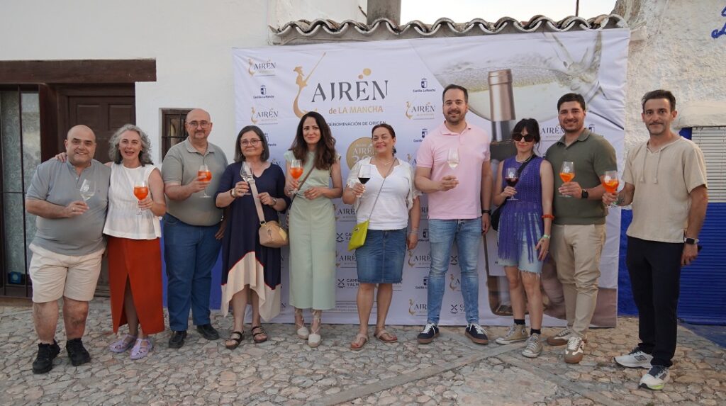 Las bodegas participantes brindan junto a responsables del ayuntamiento y Consejo Regulador