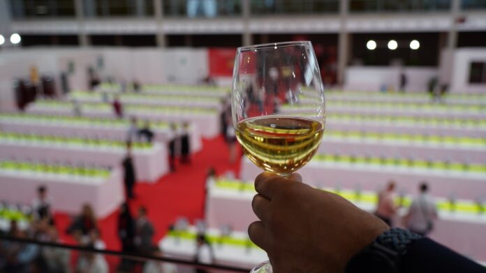 Un blanco frente a la Galería del vino en Fanvin Match Un blanco frente a la Galería del vino en Fanvin Match