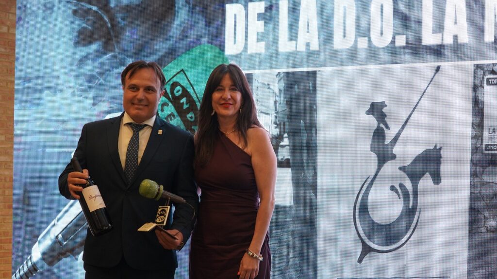 Carlos David Bonilla, recoge el galardón de manos de Blanca Fernández, delegada de la Junta en CR