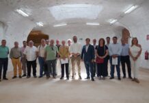 La asamblea posan en la cueva del mercado de abastos junto a represetantes del ayuntamiento de Tomelloso
