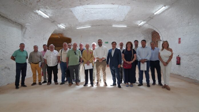 La asamblea posan en la cueva del mercado de abastos junto a represetantes del ayuntamiento de Tomelloso La asamblea posan en la cueva del mercado de abastos junto a represetantes del ayuntamiento de Tomelloso