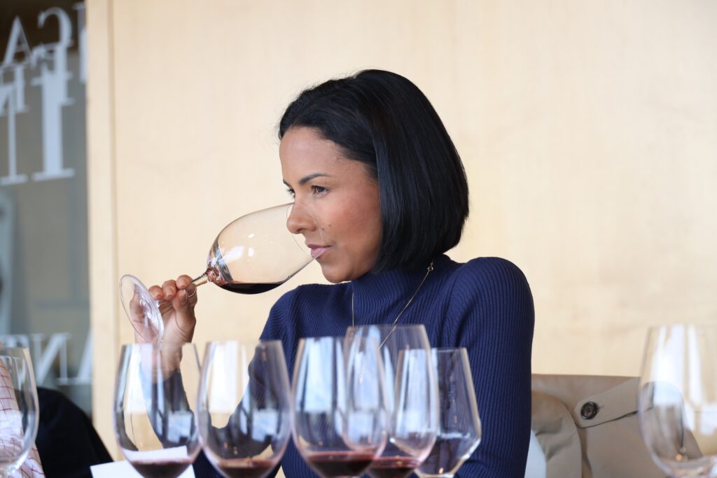 Importadora brasileña cata un tinto DO La Mancha en una bodega manchega