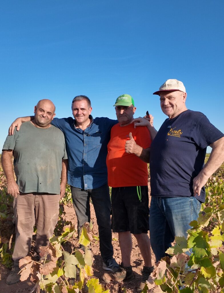 Jaramillo junto a varios agricultores de La Mancha toledana