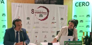 La Brújula abre en Tomelloso la VIII Fiesta de la Vendimia. La brújula de Onda Cero entrevistando al Presidente del CRDO La Mancha