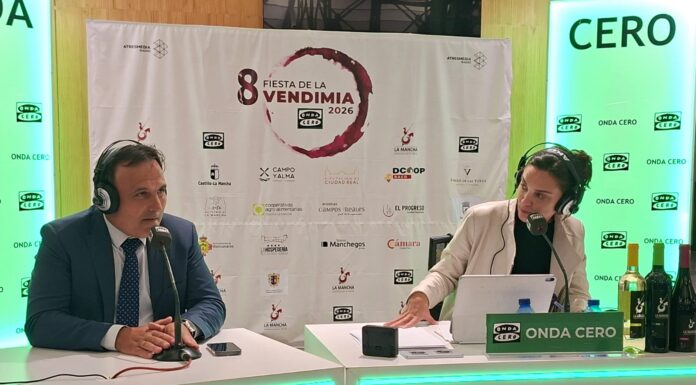 La Brújula abre en Tomelloso la VIII Fiesta de la Vendimia. La brújula de Onda Cero entrevistando al Presidente del CRDO La Mancha