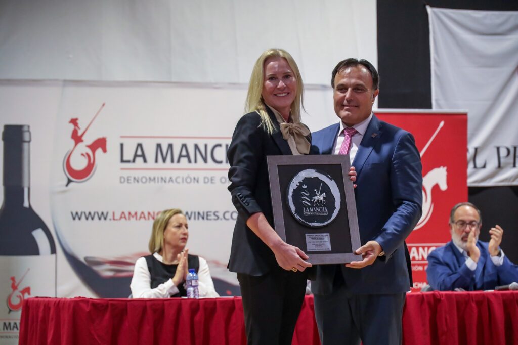 Agata Lozano, recoge el Premio de su padre, Juan Ramón Lozano, por una 'Vida dedicada al vino'